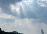 北京天空破云而出：云隙光美景引市民驻足